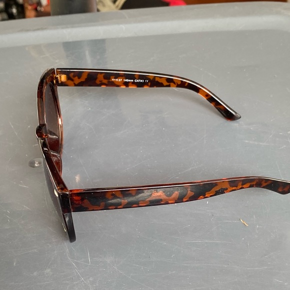 Tortoise Shell Polarized Retro Inspired High Fashion Oversize Round Sunglasses - Picture 3 of 10